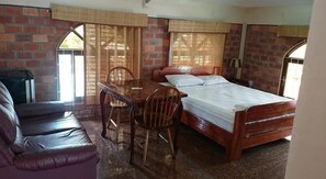 Basic-Doppelzimmer zur Einzelnutzung, 1 Schlafzimmer | Zimmersafe, Schreibtisch, Verdunkelungsvorhänge, schallisolierte Zimmer