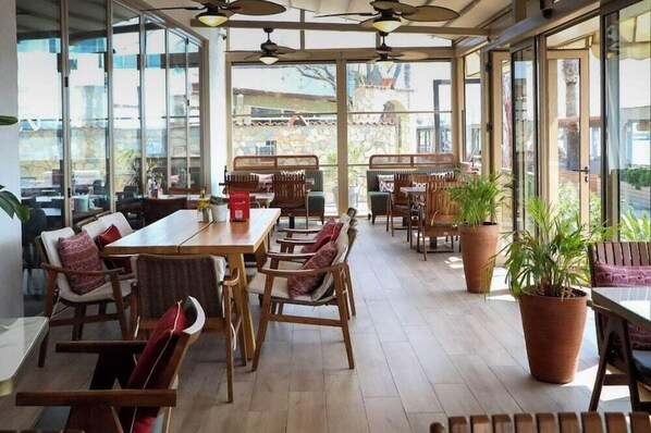 Outdoor dining - Acropol of Bodrum Beach Hotel (Bodrum)