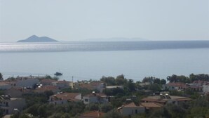 Un pueblo costero con casas y vista al mar.