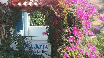 Ein Gebäude mit einem Schild 'LEA JOTA', das anzeigt, dass es vermietet wird.