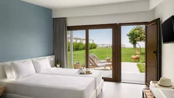 Ein Hotelzimmer mit Bett, Schreibtisch und Blick ins Freie.