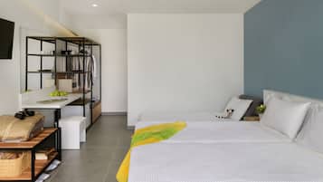 Ein modernes Schlafzimmer mit einem großen Bett, einem Schreibtisch mit Spiegel und einem Regal.