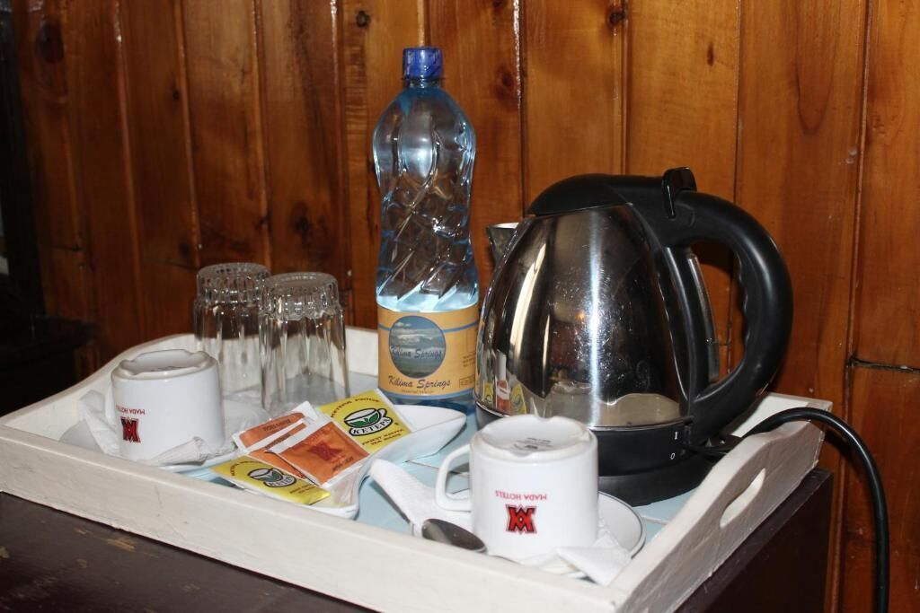 Una bandeja amb una tetera, una ampolla d'aigua, gots i tasses, probablement per a esmorzar.