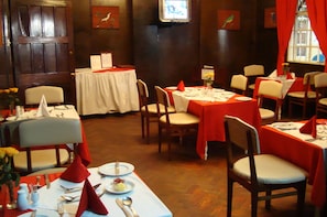 Breakfast, lunch and dinner served  - Oakwood Hotel (Nairobi)