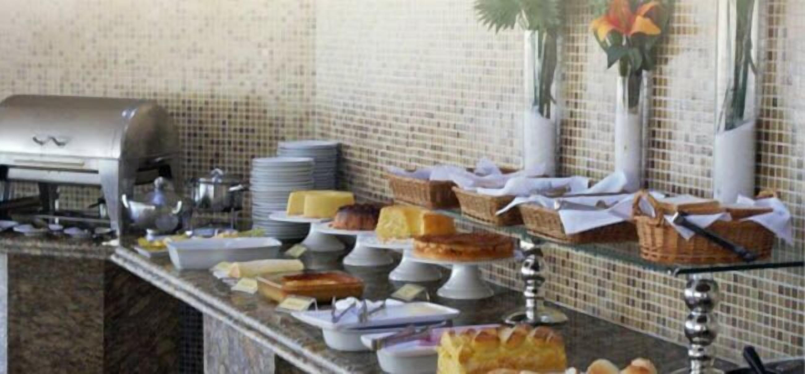 Café da manhã com buffet grátis todos os dias