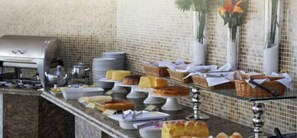 Café da manhã com buffet grátis todos os dias