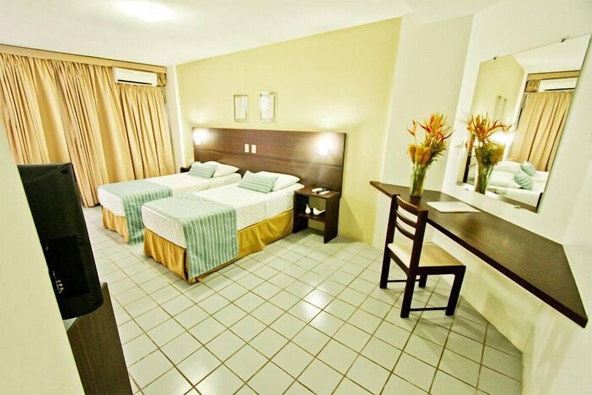 Minibar, cortinas opacas, wifi gratis y ropa de cama