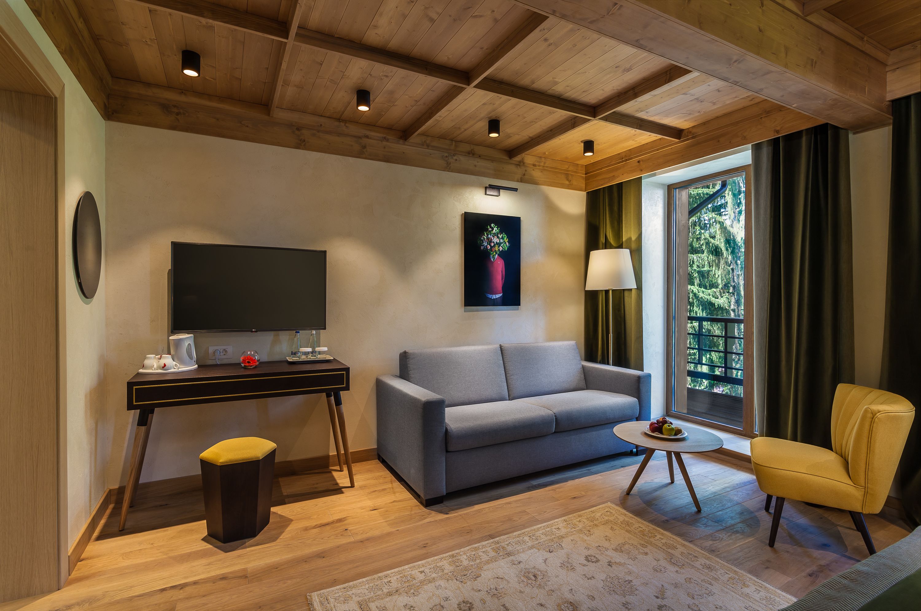 deluxe room, 1 king bed | living area | flat-screen tv