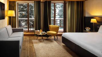 Deluxe Room, 1 King Bed | Living area