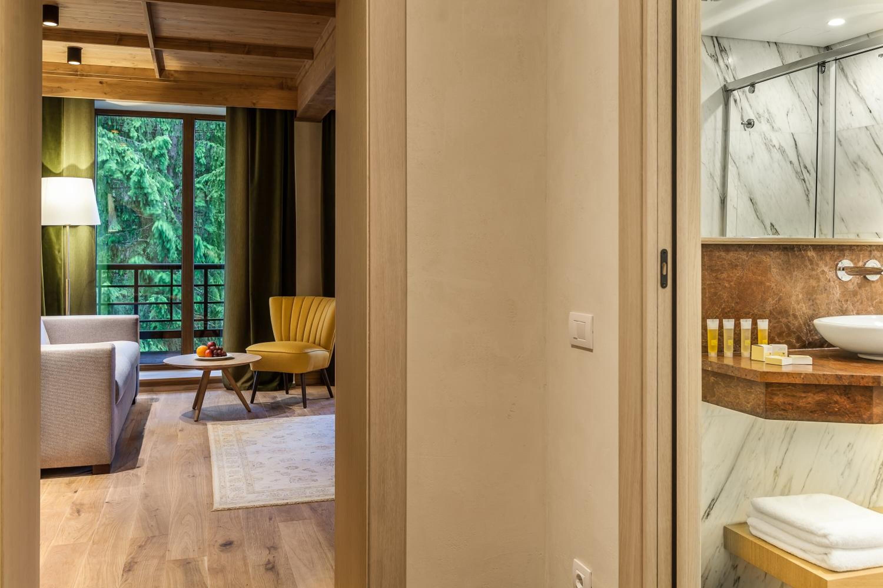 premium bedding, minibar, in-room safe, iron/ironing board