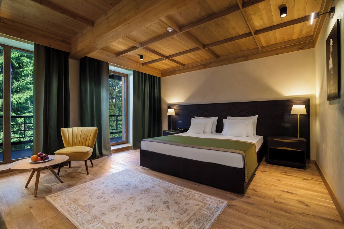 Premium bedding, minibar, in-room safe, iron/ironing board (on request)
