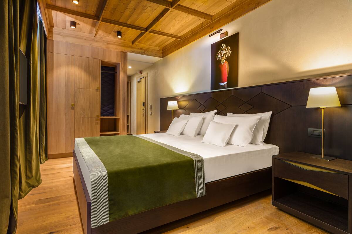Premium bedding, minibar, in-room safe, iron/ironing board (on request)
