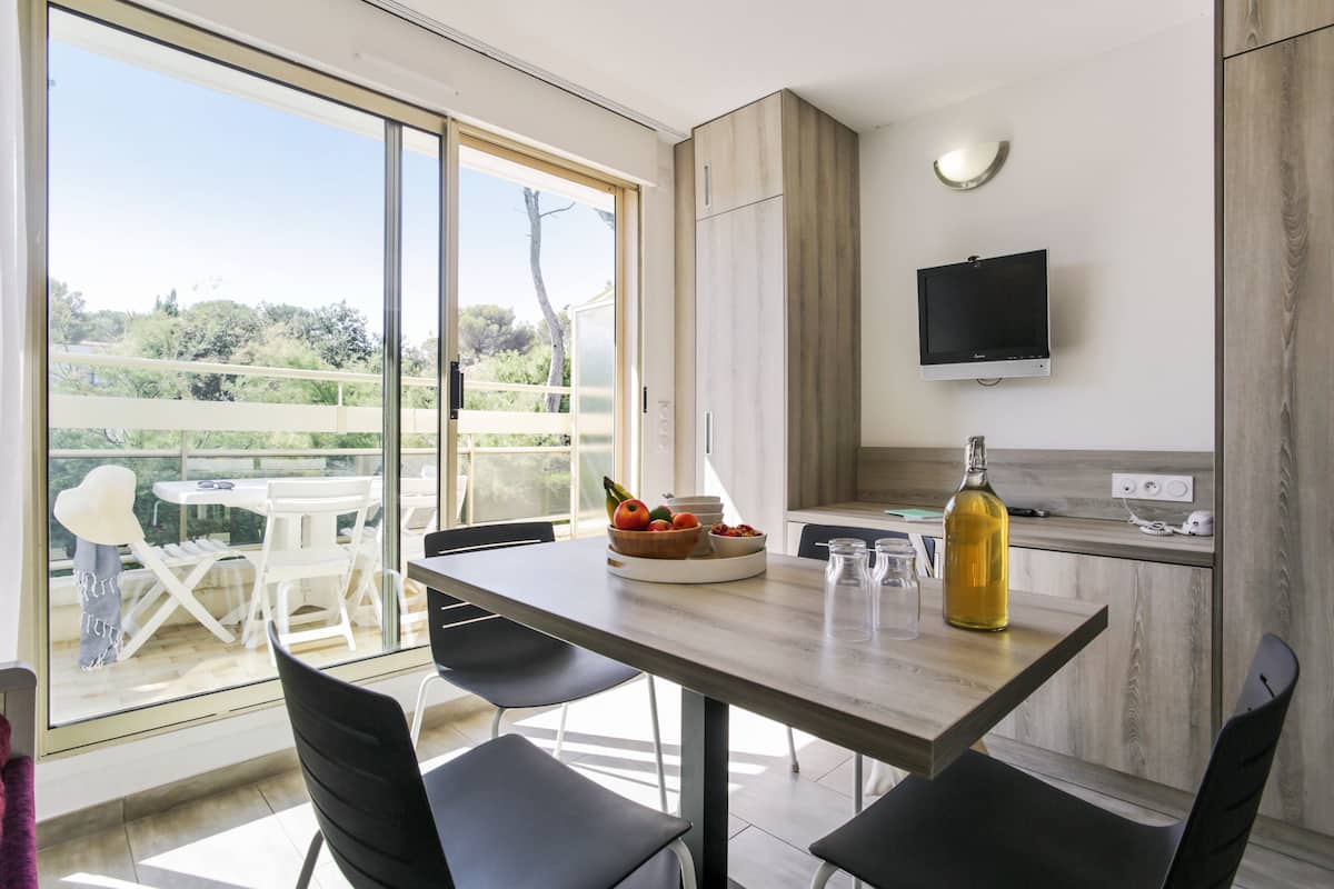 ทีวีจอแอลซีดี 70 ซม. พร้อมช่องดิจิตอล, ทีวี, หนังสือ