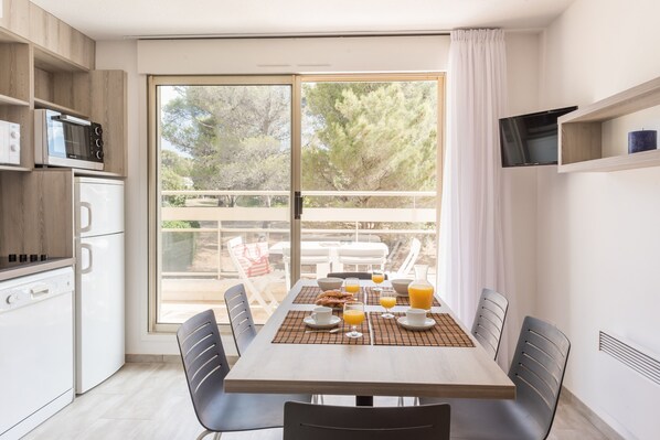 Appartement 6 personnes - 2 chambres + 1 coin nuit - Duplex - Vue jardin | Living area | 70-cm LCD TV with digital channels, TV, books - Résidence Pierre & Vacances La Corniche d'or (Saint-Raphael)