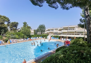 Seasonal outdoor pool, sun loungers - Résidence Pierre & Vacances La Corniche d'or (Saint-Raphael)