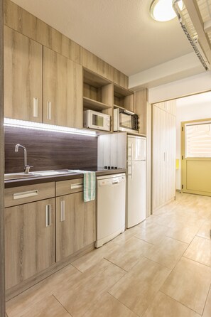 Appartement 5 personnes - 1 chambre - Vue jardin - Terrasse Standard Eco - Dimanche | Cuisine privée | Mini réfrigérateur, micro-ondes, plaque de cuisson, lave-vaisselle