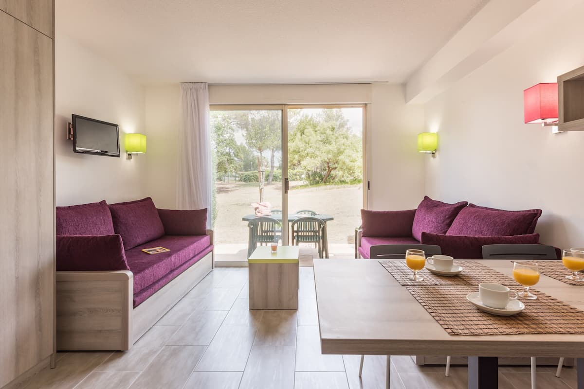 ทีวีจอแอลซีดี 70 ซม. พร้อมช่องดิจิตอล, ทีวี, หนังสือ