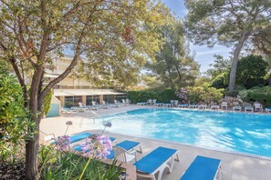 Seasonal outdoor pool, sun loungers - Résidence Pierre & Vacances La Corniche d'or (Saint-Raphael)