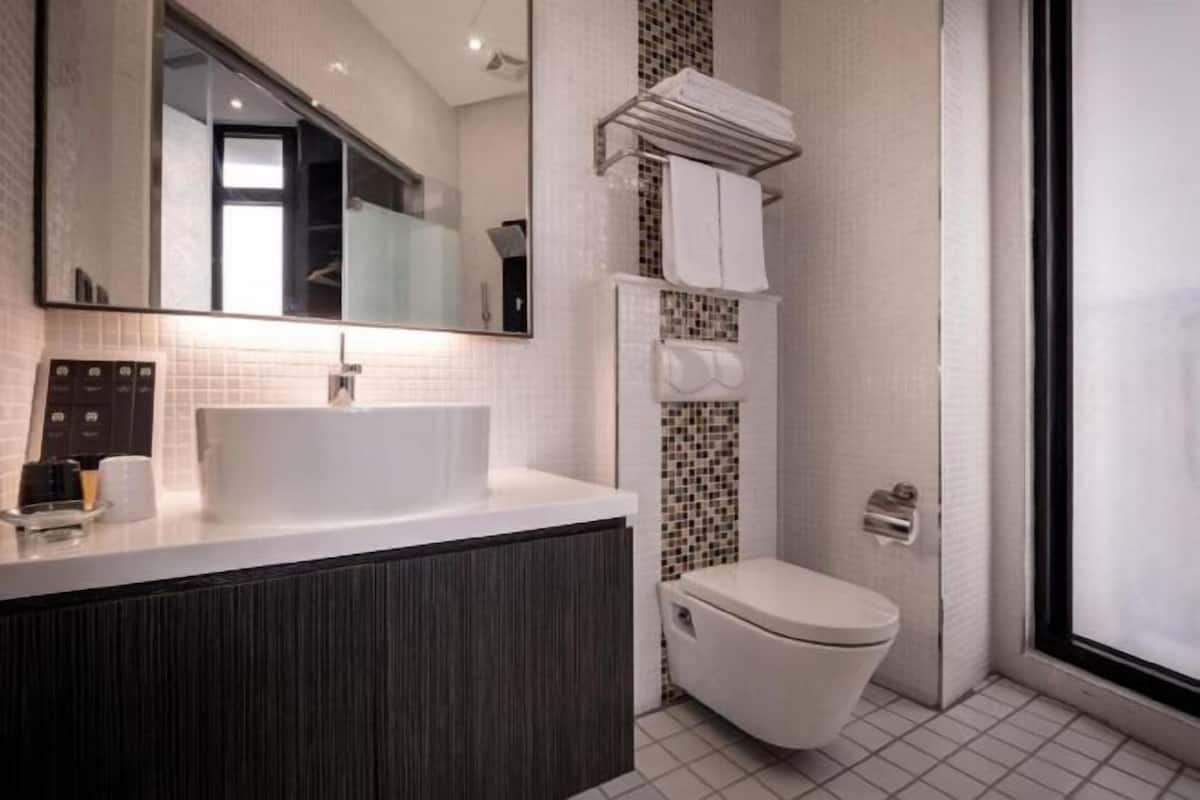 Kamar mandi | Shower, pengering rambut, handuk, dan tisu toilet