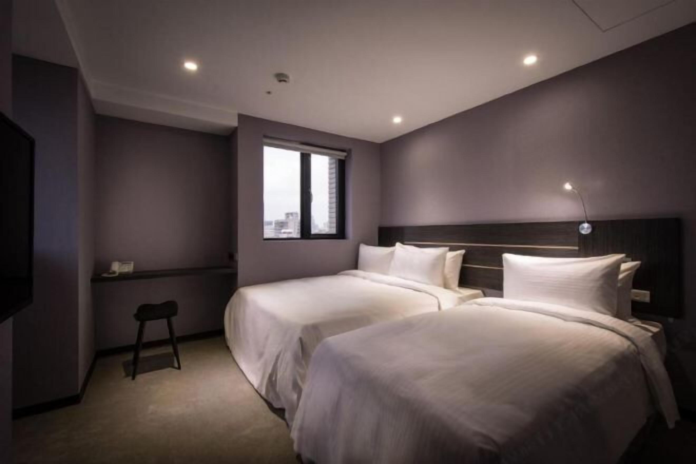 In-room safe, bed sheets