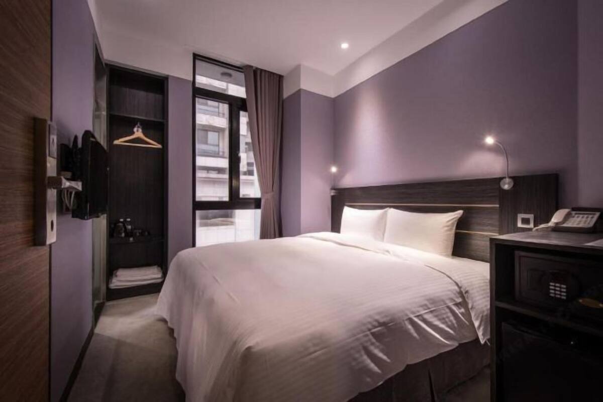 In-room safe, bed sheets