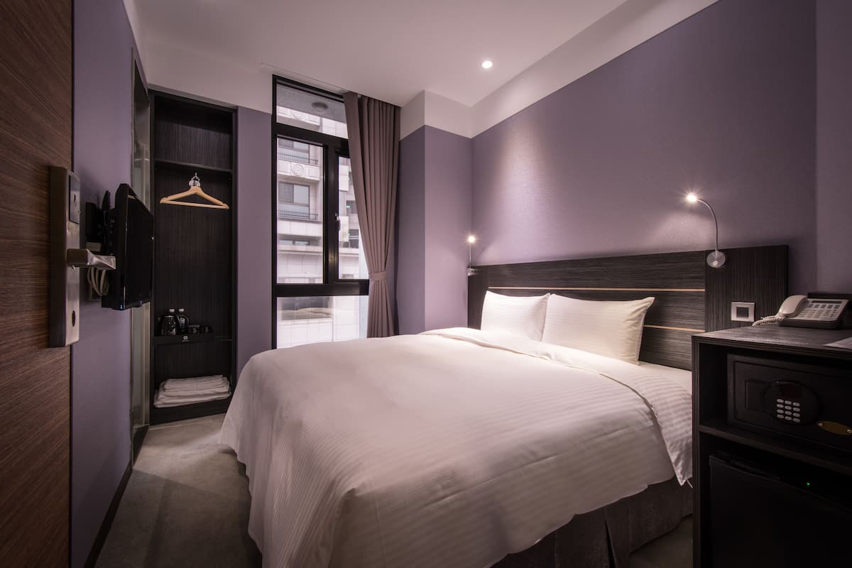 In-room safe, bed sheets
