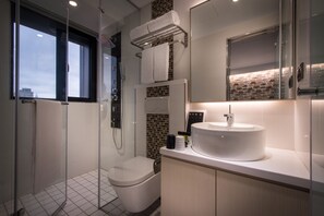 Shower, hair dryer, towels, toilet paper - Yi Su Hotel Taipei (Taipei)