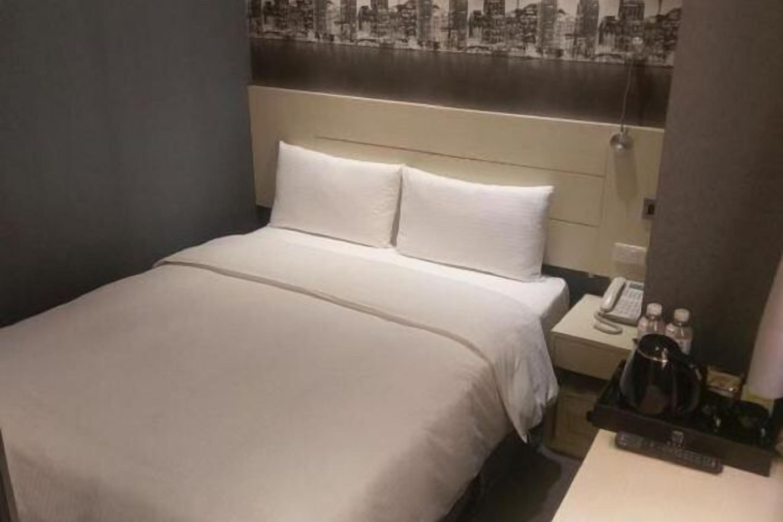 In-room safe, bed sheets