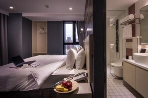 Deluxe Double Room, City View | In-room safe, bed sheets - Yi Su Hotel Taipei (Taipei)