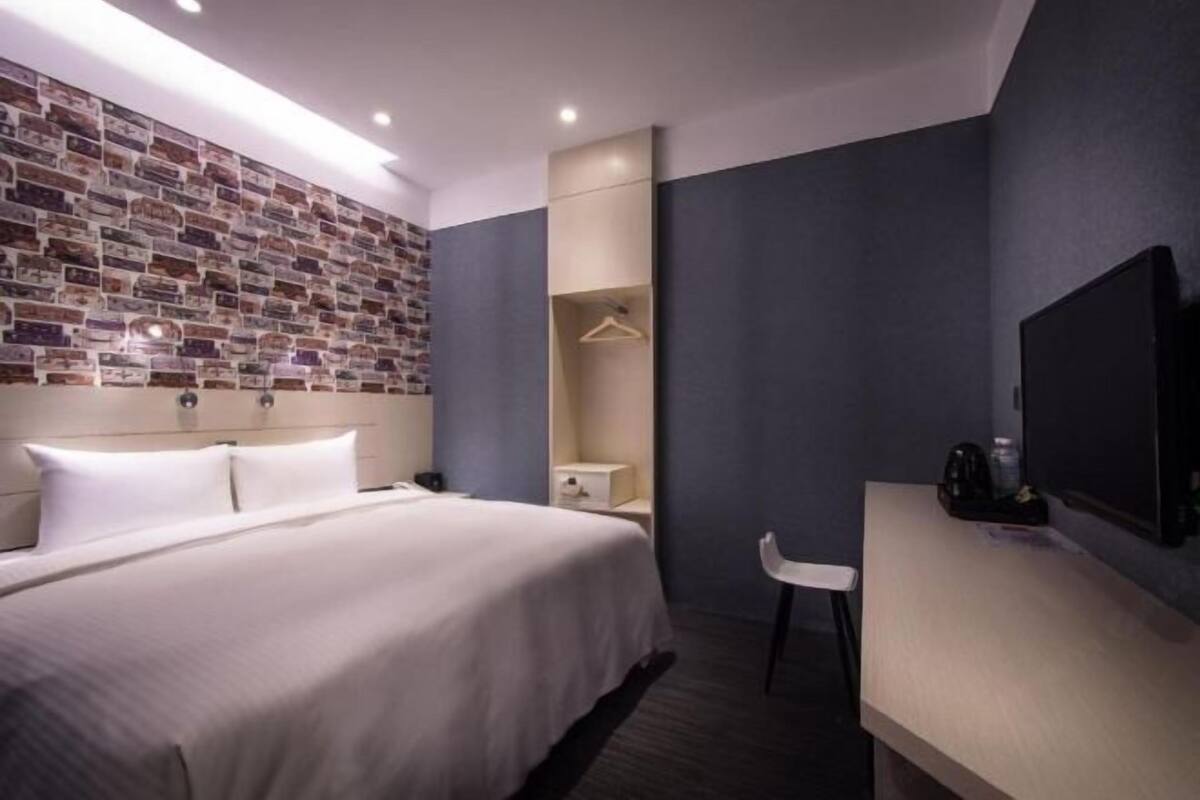 In-room safe, bed sheets