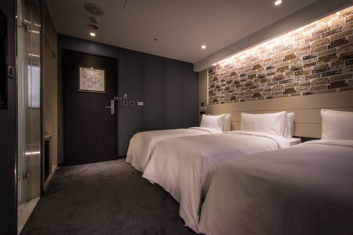 Camera tripla, 3 letti singoli | Una cassaforte in camera, lenzuola