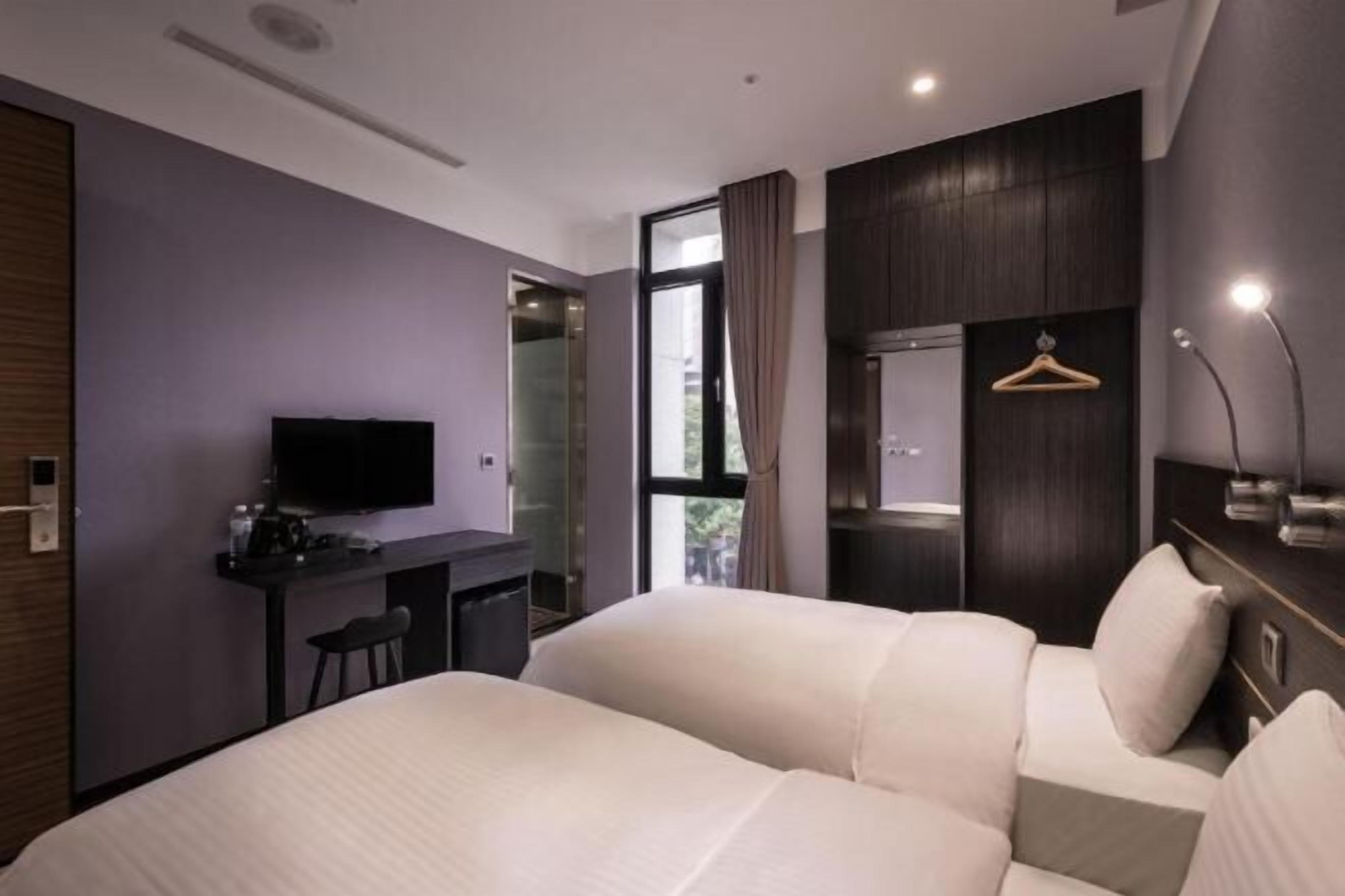 In-room safe, bed sheets