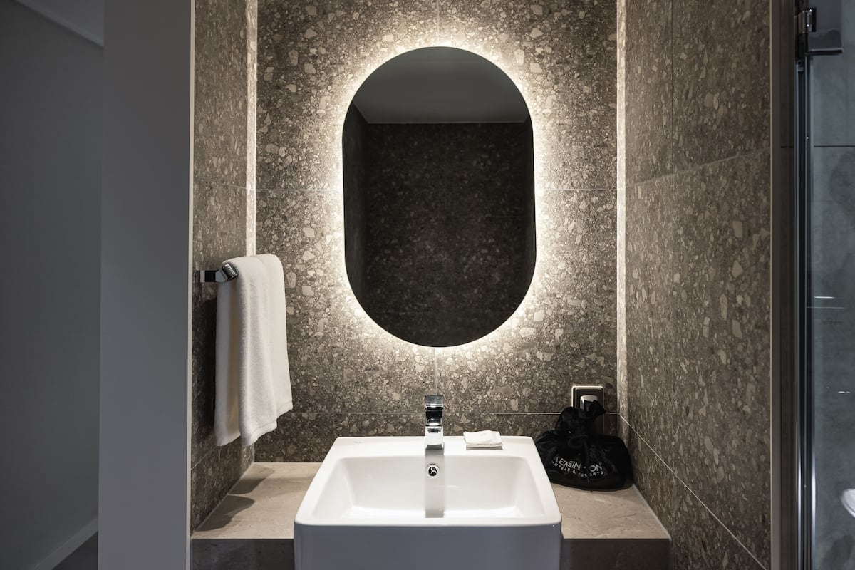 combined shower/bathtub, deep-soaking bathtub, hair dryer, slippers