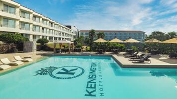 Una piscina al aire libre de temporada