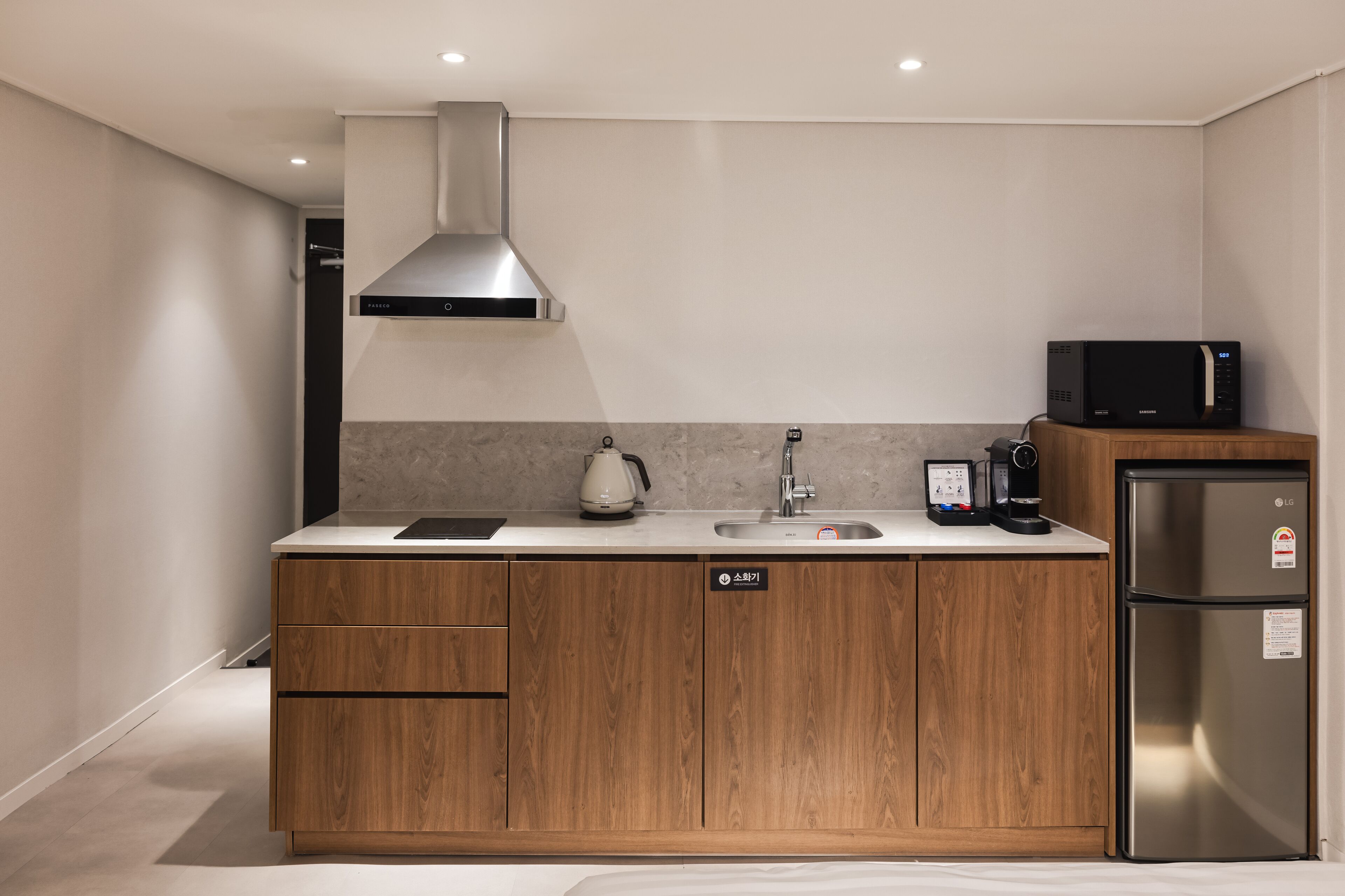 full-sized fridge, stovetop, espresso maker, electric kettle