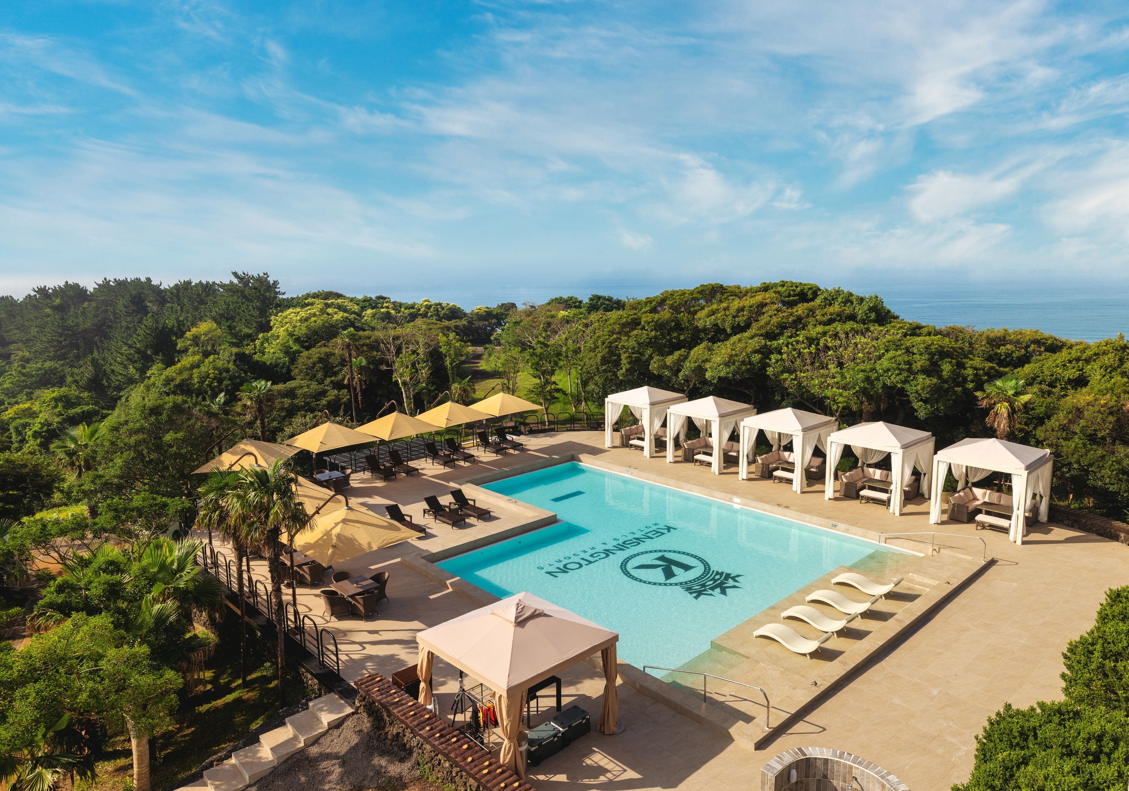 Una piscina al aire libre de temporada