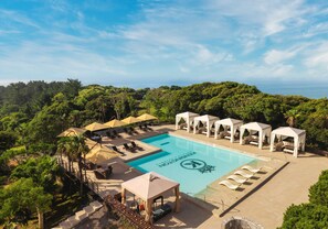 Een seizoensgebonden buitenzwembad