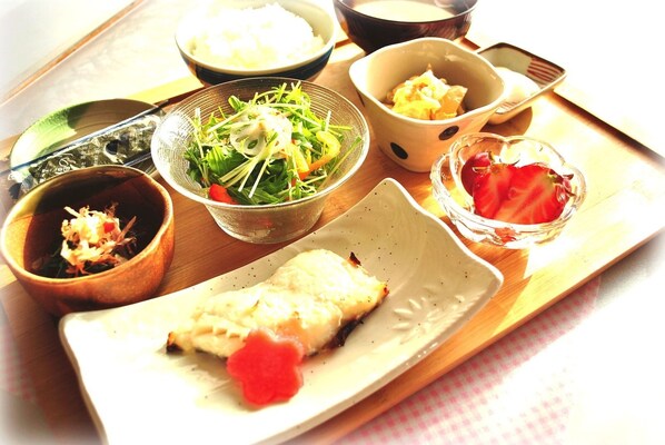 A meal tray with various dishes including a fish fillet, a salad, and a bowl of rice. - Business Hotel Castle (Date)