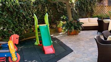 Área de juegos infantiles al aire libre