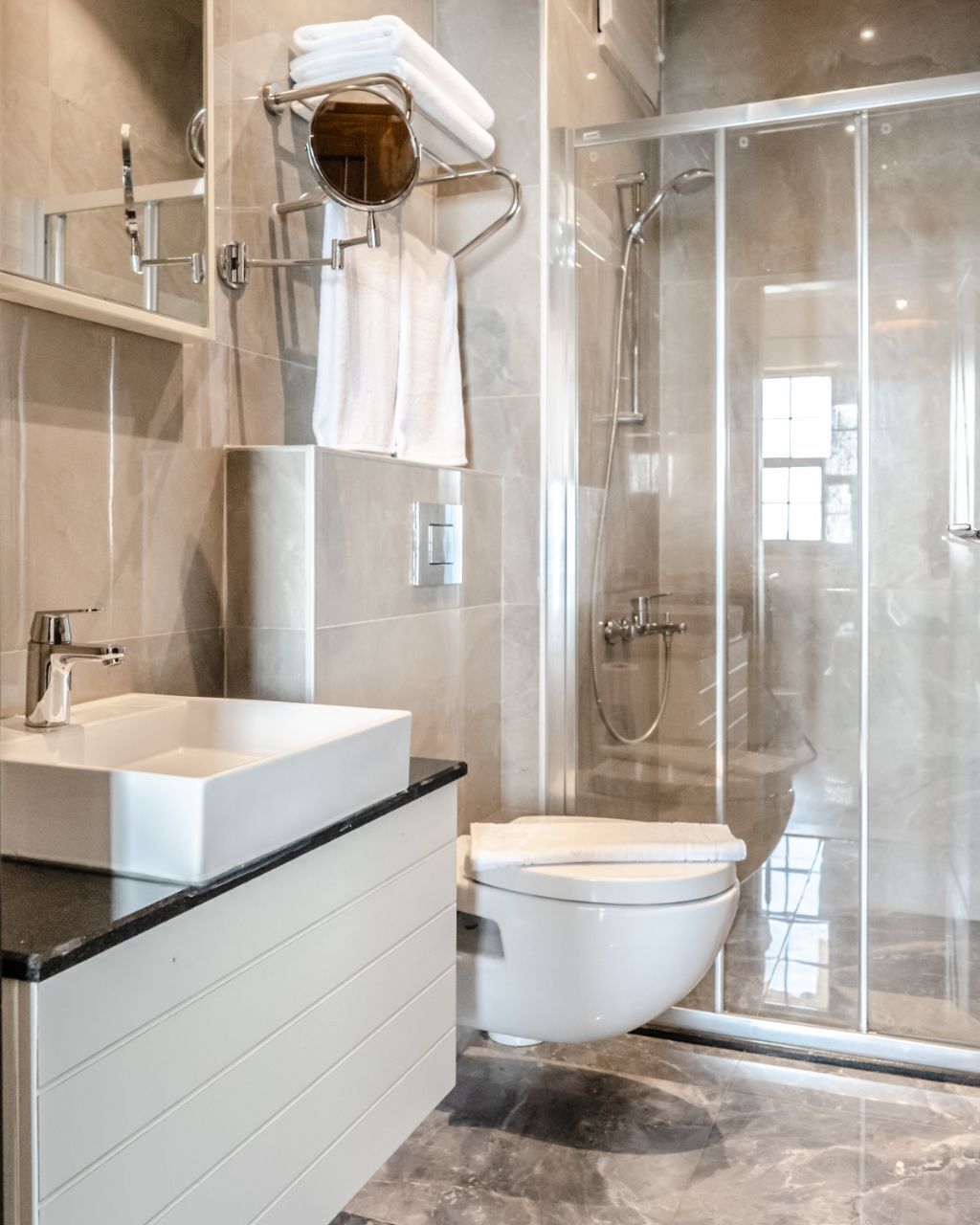 luxury room, 1 double bed | bathroom | free toiletries, hair dryer, slippers, towels