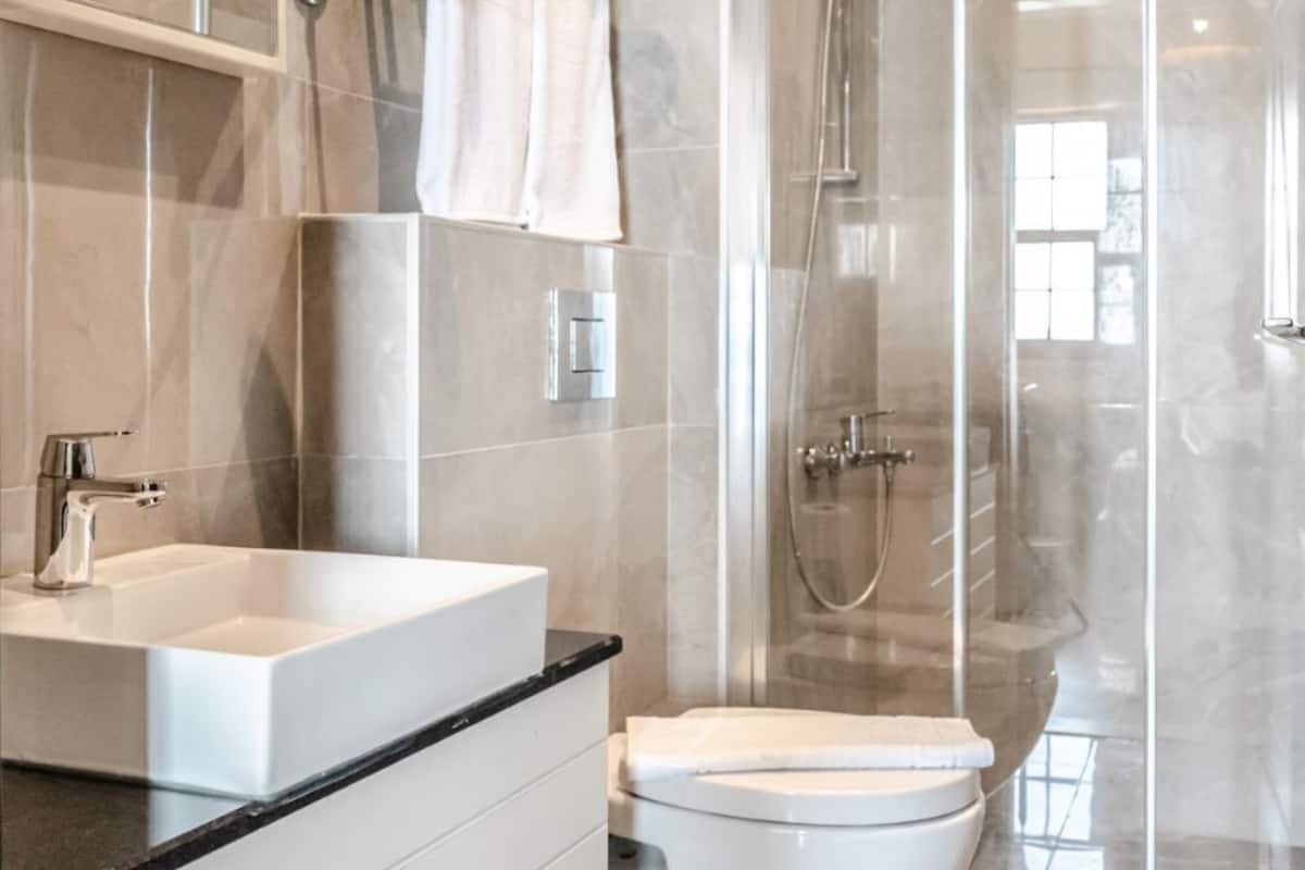 luxury room, 1 double bed | bathroom | free toiletries, hair dryer, slippers, towels