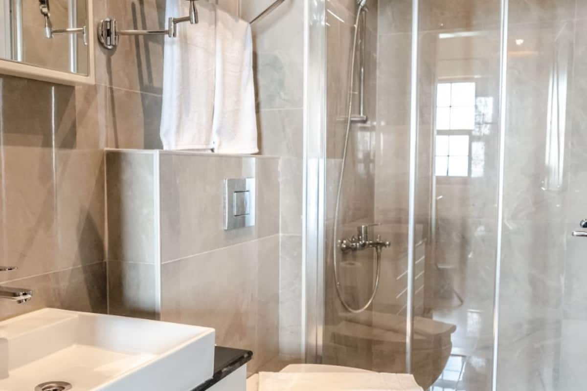 luxury room, 1 double bed | bathroom | free toiletries, hair dryer, slippers, towels