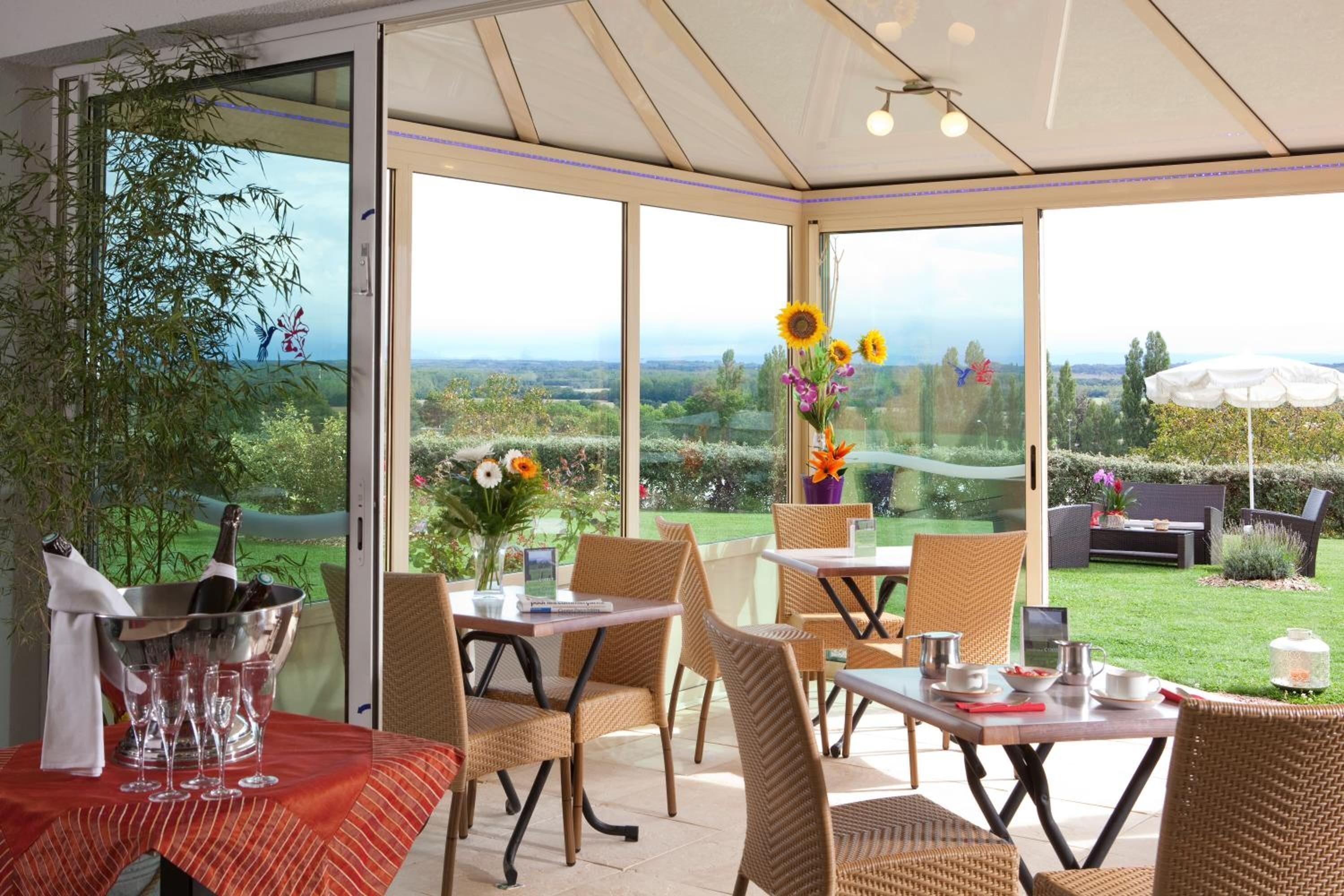 ランチ、ディナーに営業 (フランス料理)