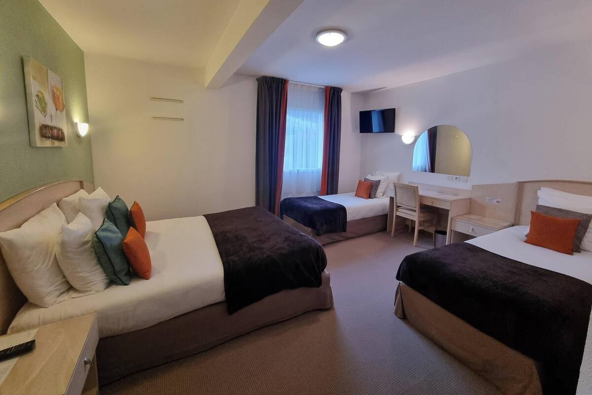 Kamar Keluarga | Kamar mandi | Shower, perlengkapan mandi gratis,  dan handuk