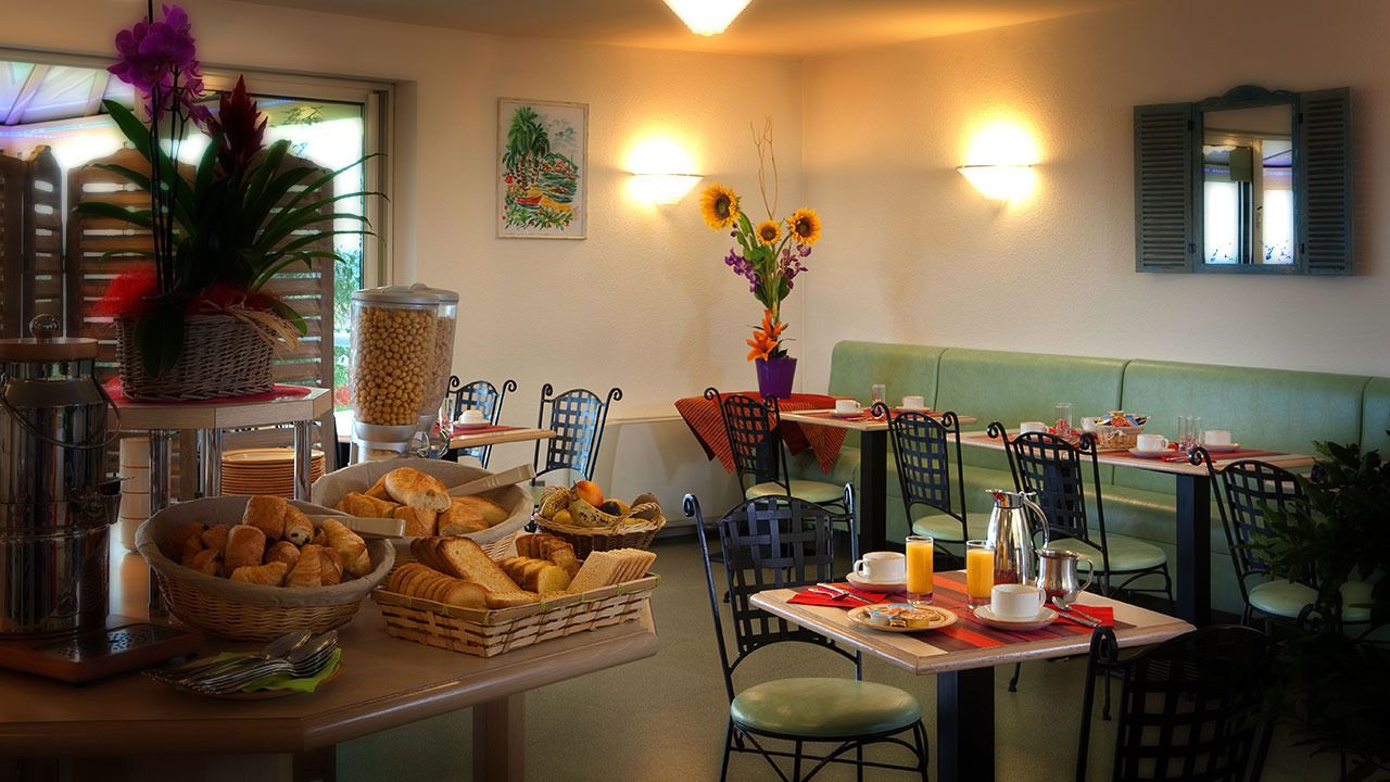 Petit déjeuner buffet servi en semaine (8.00 EUR par personne)