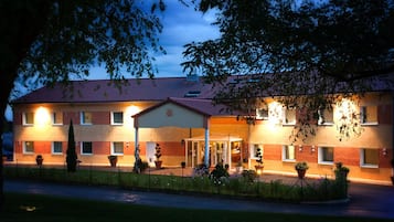 Fassade der Unterkunft – Abend/Nacht