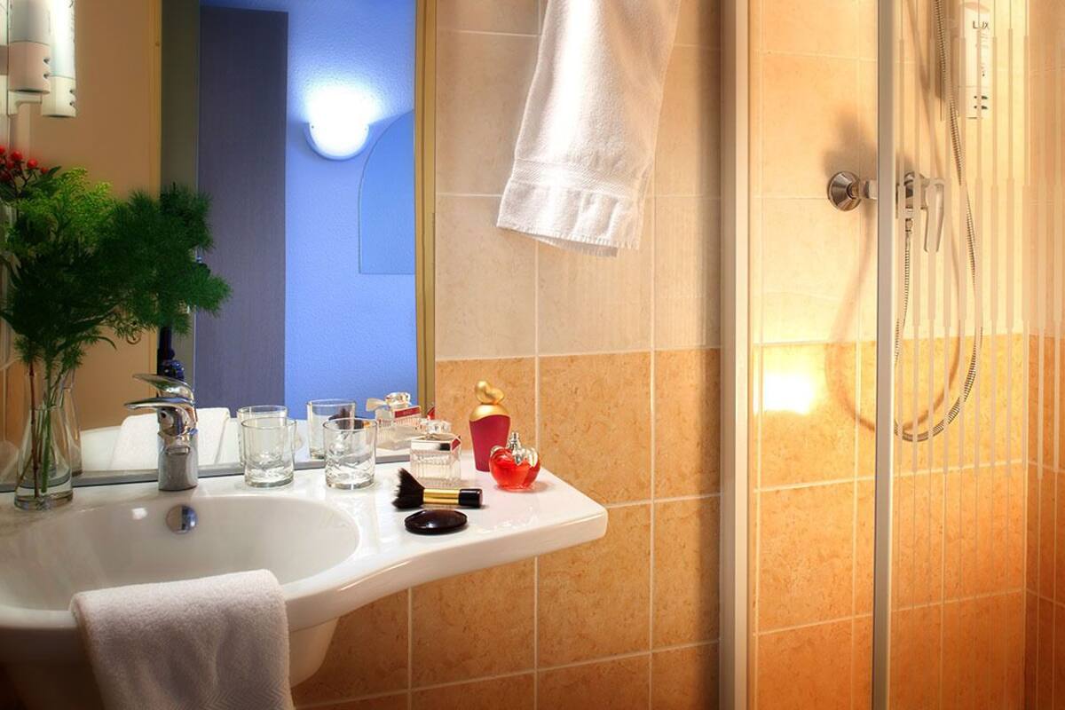 shower, free toiletries, towels