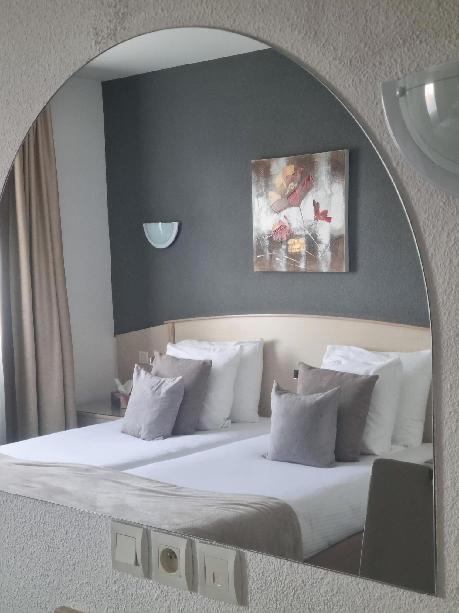 Bàn, phòng cách âm, truy cập Internet không dây miễn phí 