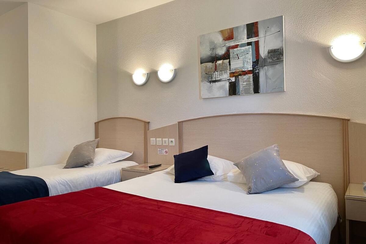 desk, soundproofing, free wifi