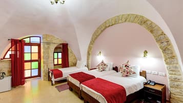 Cofres nos quartos, escrivaninha, quartos à prova de som